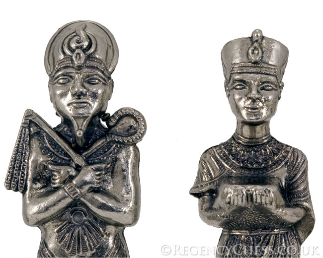 Pièces d'échecs figuratives en laiton et nickel de la série égyptienne