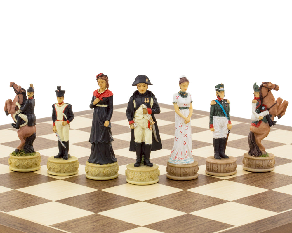 Le jeu d’échecs peint à la main Napoléon contre les Russes