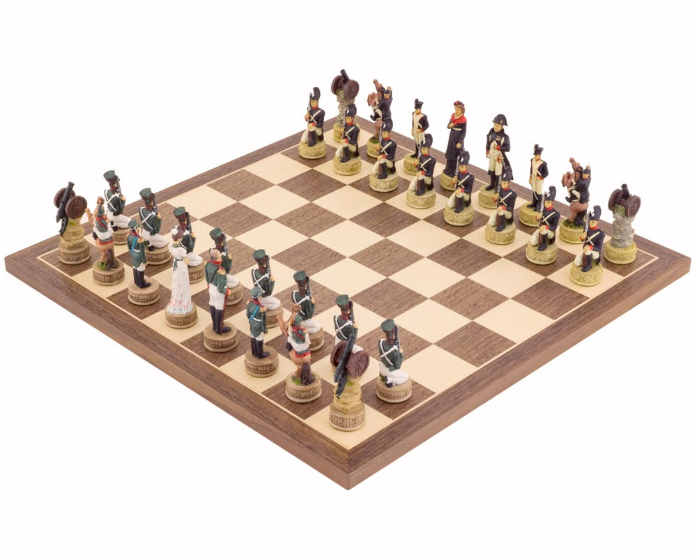 Le jeu d’échecs peint à la main Napoléon contre les Russes