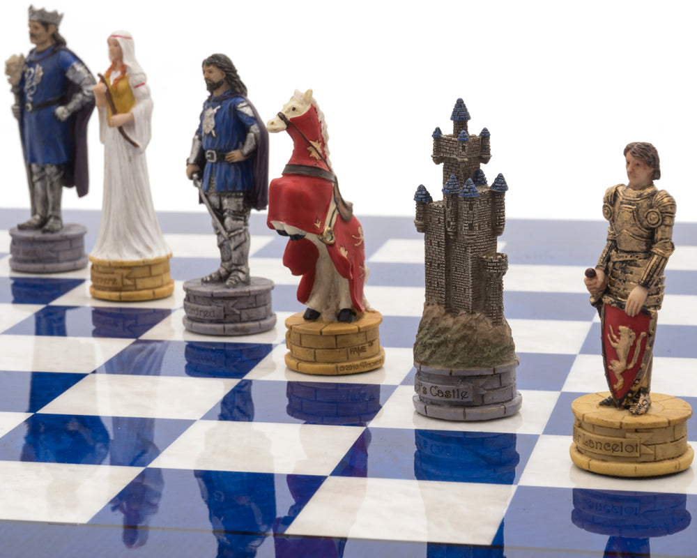 Le jeu d’échecs bleu de luxe peint à la main du roi Arthur