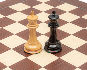 Le jeu d'échecs de luxe Staunton original en ébène et palissandre de 1849 avec armoire